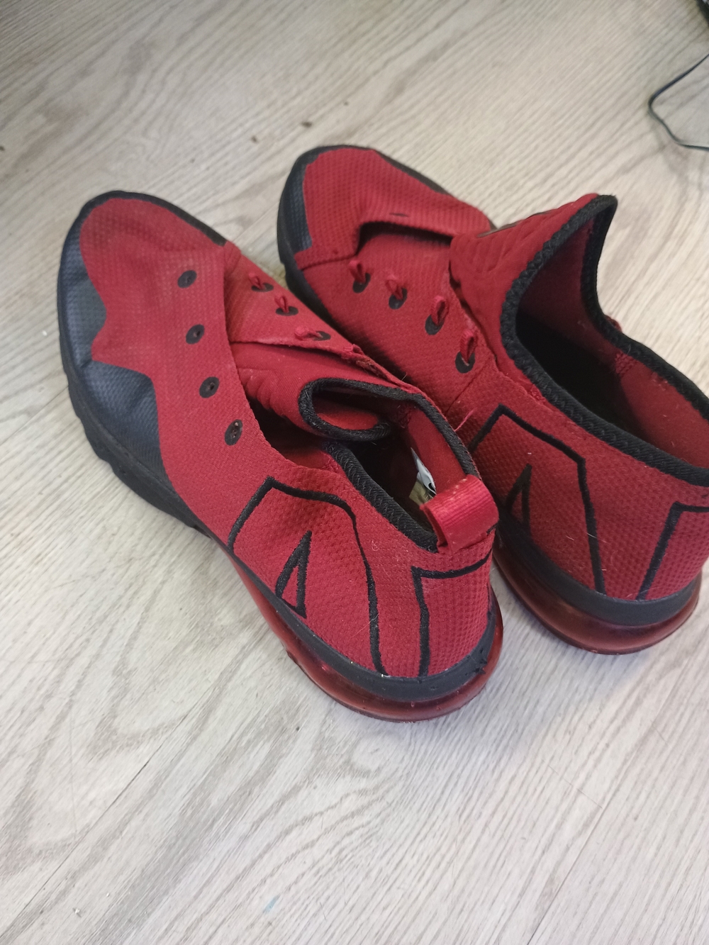 Nike Air Max Men’s 8.5 Red Black Running Athletic Sneakers Shoes EU 42